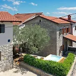 Vikendica 2 Bedroom Cozy In