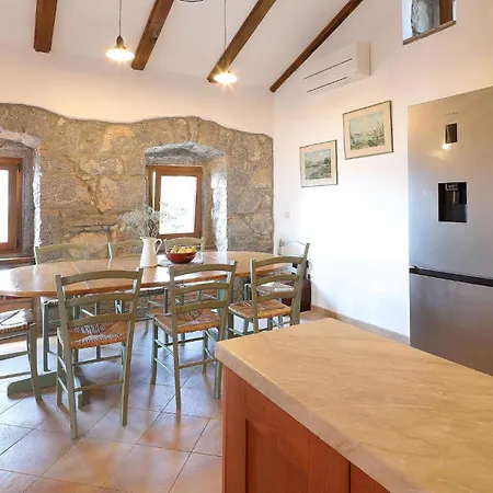 2 Bedroom Cozy In Feriehus Ičići