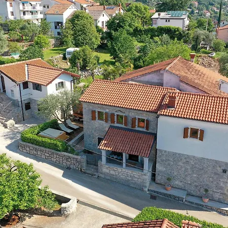 Dom wakacyjny Gorgeous In With Jacuzzi Ičići
