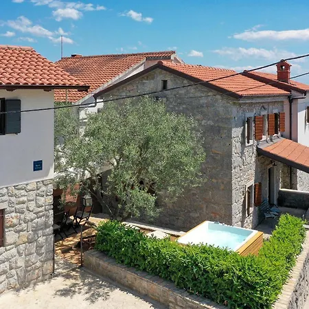 Holiday home Gorgeous In With Jacuzzi