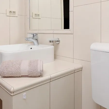2 Bedroom Cozy In 펜션 Ičići